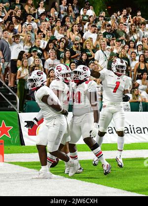 Honolulu, Hawaï, États-Unis. 3rd septembre 2022. Les joueurs du Kentucky de l'Ouest ont fêté un touchdown devant les fans d'Hawaï pendant la première moitié d'un match entre les Hilltoppers du Kentucky de l'Ouest et les guerriers arc-en-ciel de l'Université d'Hawaï joué à Clarence T.C. Ching Stadium, Honolulu, Hawaï. (Image de crédit : © Steven Erler/ZUMA Press Wire) Banque D'Images