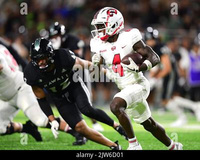 Honolulu, Hawaï, États-Unis. 3rd septembre 2022. Michael MATHISON (4), grand receveur DE Western Kentucky Hilltoppers, a couru le ballon pendant la première moitié d'un match entre les Western Kentucky Hilltoppers et les Rainbow Warriors de l'Université d'Hawaï, joué à Clarence T.C. Ching Stadium, Honolulu, Hawaï. (Image de crédit : © Steven Erler/ZUMA Press Wire) Banque D'Images