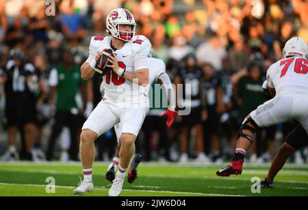 Honolulu, Hawaï, États-Unis. 3rd septembre 2022. Le quarterback DES Hilltoppers du Kentucky de l'Ouest AUSTIN REED (16) a tenté une passe lors de la première moitié d'un match entre les Hilltoppers du Kentucky de l'Ouest et les Warriors arc-en-ciel de l'Université d'Hawaï joué à Clarence T.C. Ching Stadium, Honolulu, Hawaï. (Image de crédit : © Steven Erler/ZUMA Press Wire) Banque D'Images