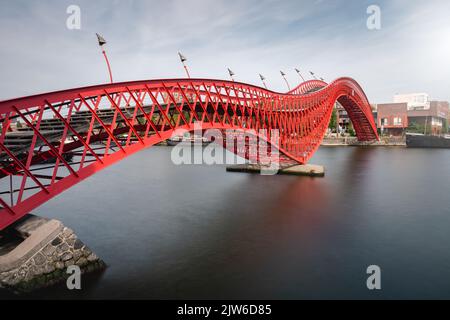 Le pont Python, officiellement connu sous le nom de High Bridge (Hoge Brug), est un pont qui traverse le canal entre Sporenburg et l'île Bornéo dans les Docklands de l'est Banque D'Images