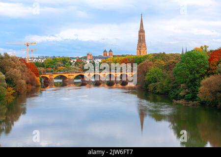 Metz ville France . Pont d'arche sur la Moselle à Metz France . Pont des Morts à Metz Banque D'Images