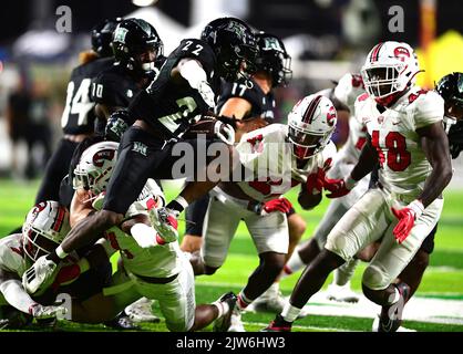 Honolulu, Hawaï, États-Unis. 3rd septembre 2022. Hawaii Rainbow Warriors kick Rarriner NASJZAE BRYANT-LEI (22) fumirent après avoir été aéroporté pendant la seconde moitié d'un match entre les Western Kentucky Hilltoppers et l'Université d'Hawaï Rainbow Warriors joué à Clarence T.C. Ching Stadium, Honolulu, Hawaï. (Image de crédit : © Steven Erler/ZUMA Press Wire) Banque D'Images