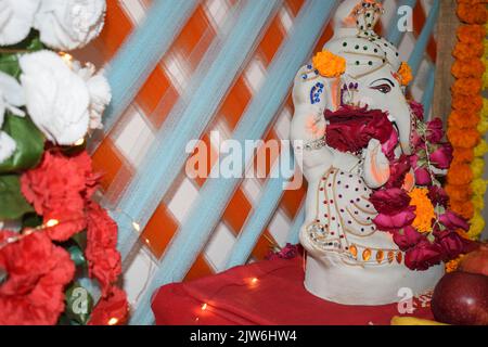 Ganesh chaturthi idées de décoration à la maison . Célébration de Ganesh chaturthi en Inde. Lord Ganesha, statue écologique de l'idole. Ganpati pooja aarti à la maison Banque D'Images