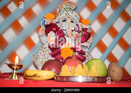 Ganesh chaturthi idées de décoration à la maison . Célébration de Ganesh chaturthi en Inde. Lord Ganesha, statue écologique de l'idole. Ganpati pooja aarti à la maison Banque D'Images