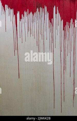 Mur en béton avec taches rouges sanglantes. Banque D'Images