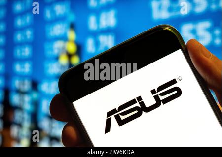 Dans cette illustration, le logo Asus de la société multinationale taïwanaise de matériel informatique et de téléphone et d'électronique est affiché sur un écran de smartphone. Banque D'Images