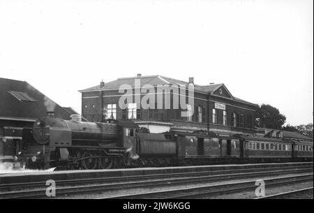 Image d'une locomotive à vapeur de la série 3900 de la N.S. Avec des calèches internationales comme le D-train 'Rheingold' sur la gare de N.S. Zevenaar à Zevenaar. Banque D'Images