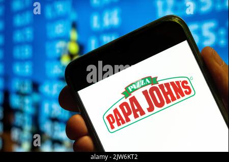 Sur cette photo, le logo Papa John's Pizza de la franchise de restaurants de pizzas américaines est affiché sur l'écran d'un smartphone. Banque D'Images