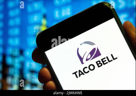 Dans cette illustration, le logo Taco Bell de la chaîne américaine de restaurants de restauration rapide est affiché sur l'écran d'un smartphone. Banque D'Images