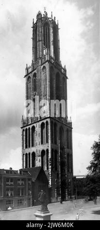 Vue sur la Domplein à Utrecht avec la Tour Dom; au premier plan la statue de Jan van Nassau. Banque D'Images