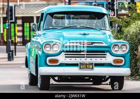 Un pick-up Apache 1959 de Chevrolet arrive pour le spectacle de voitures classiques sur la plage à Southend on Sea, Essex, Royaume-Uni. Camion d'époque américain Banque D'Images