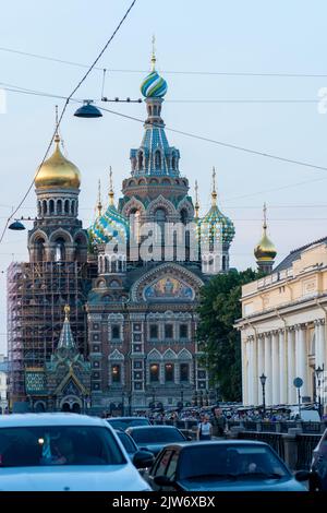 RUSSIE, PETERSBOURG - 18 AOÛT 2022 : le sang sauvé de l'église de russie saint-pétersbourg sauveur du ciel orthodoxe, du canal historique dans le Saint ancien et dramatique Banque D'Images