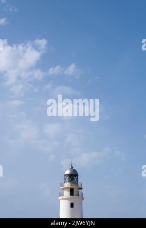 Pointe d'un phare blanc avec une girouette sur le toit, un ciel bleu en arrière-plan avec quelques nuages, phare de Cavalleria, Minorque, Espagne, copie Banque D'Images