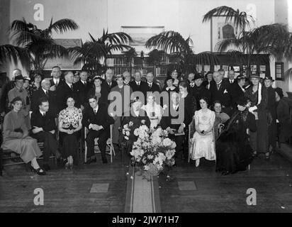 Portrait de groupe des personnes présentes dans la salle de lecture publique et la bibliothèque (Voetiusstraat 2) à Utrecht, à l'occasion du soixante-dixième anniversaire de m. A. de Graaf, président du conseil d'administration de l'Association de lecture publique à Utrecht: De gauche à droite, 1st rangées assis: mme. De Graaf Rels, Colo de Graaf, mme. De Graaf-Zijlstra, Daan de Graaf, mme. De Graaf-Koenen, Inge de Graaf, A. de Graaf, Liesbeth de Graaf, si Koenen, madame. J. Koenen-de Graaf2e rang debout: mme. E. Noorduijn-de Graaf, P. Nahuizen, maire M. dr. Va-t'en. Ter Pelkwijk, Mme J.C. Crommelin, Mme N. Da Costa, Mme C. Thierry, Mme Banque D'Images