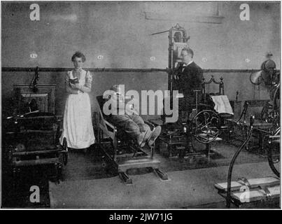 Intérieur de l'Institut médico-mécanique Zander (Nieuwegracht 64) à Utrecht: Salle d'exercice avec appareils. Banque D'Images