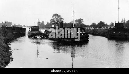Vue sur le pont de chemin de fer ouvert (pont pivotant) au-dessus du Smildervaart (Drentsche Hoofdvaart) près de Meppel, pendant le passage d'un navire. Banque D'Images