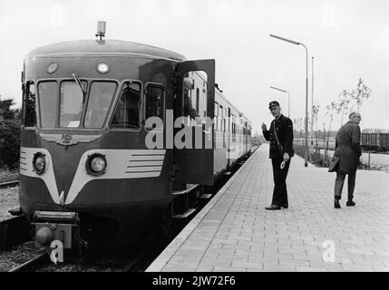 Image d'un train diesel-électrique le 2 (« ange bleu ») de la N.S. Avec une antenne sur le toit pour CRVL (contrôle central de la circulation radio) .n.b. Le CRVL a été introduit sur 29 octobre 1967 à la section de la voie Sauwerd-Roodeschool. À cette fin, les trains nos 94-106 ont été équipés d'une installation de téléphone mobile. Banque D'Images