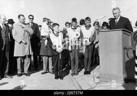 Image du directeur de la N.S. ir. J.P. Koster lors de son discours au début de la "Jeunesse Overweg-Actie", également la mise en service de la 250th avec demi-arbres de croisement automatique (A.H.O.B.) Traversée de chemin de fer sécurisée aux pays-Bas (à Huizingalaan à Utrecht). Banque D'Images