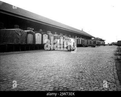 Vue du hangar de marchandises de la Nouvelle-Écosse à Amersfoort, avec les boîtes de recharge des A.T.O./van Gend & Loos du système « Blomers » sur les boîtes de recharge. Banque D'Images