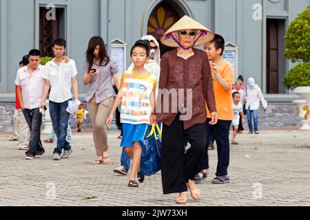 Congrégation partant après la messe à la cathédrale de Marie Reine du Rosaire à Haiphong, Vietnam Banque D'Images