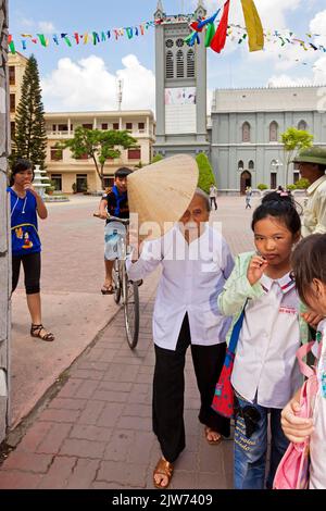 Congrégation partant après la messe à la cathédrale de Marie Reine du Rosaire à Haiphong, Vietnam Banque D'Images