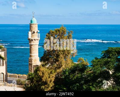 Mosquée Al-Bahr minaret sur le fond de la mer Méditerranée. Jaffa, Israël. Banque D'Images