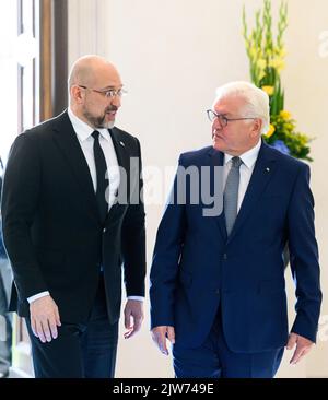 Berlin, Allemagne. 04th septembre 2022. Le président allemand Frank-Walter Steinmeier (r) reçoit Denys Shmyhal, Premier ministre ukrainien, pour des entretiens au Palais Bellevue. Credit: Bernd von Jutrczenka/dpa/Alamy Live News Banque D'Images