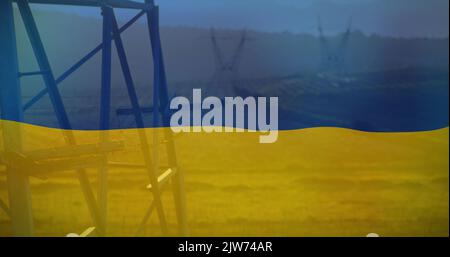 Image du drapeau de l'ukraine sur le terrain et les poteaux électriques Banque D'Images