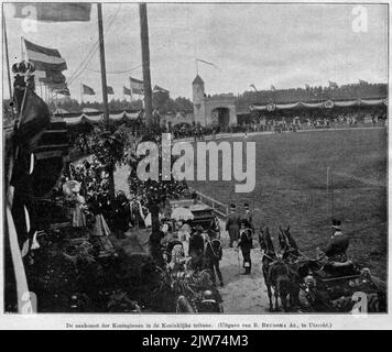 Image de l'arrivée des invités royaux, la reine Regent Emma et la reine Wilhelmina sur le Tournooiveld (place des sports au parc Hogelandse) à Utrecht lors du match Ridderhof au Lustrumfeesten à l'occasion du 52nd anniversaire de l'Université (22 juin - 27 juin 1896 ). Banque D'Images