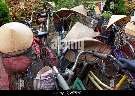 Chapeau en bambou et vélo rangés dans le parking, Hai Phong, Vietnam Banque D'Images