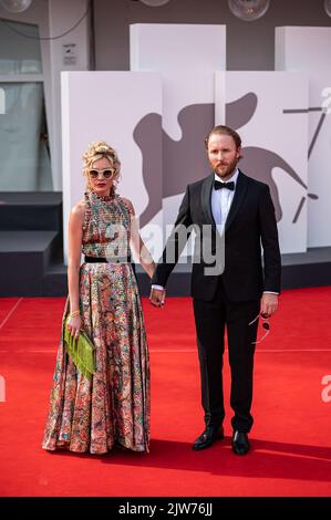 VENISE, ITALIE - SEPTEMBRE 03 : l'acteur canadien Joshua Close et son épouse l'actrice américaine Alex McKenna arrivent sur 3 septembre 2022 pour la projection de l'if Banque D'Images