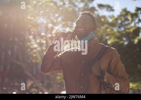 Homme afro-américain marchant sur un smartphone Banque D'Images