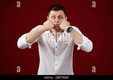 jeune homme drôle de brunette en t-shirt souriant Banque D'Images