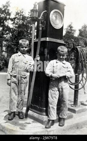 Image de Co (1929) et Herman (1931) Jongerius à côté d'une pompe à gaz de la compagnie de garage de leur père au Rijksstraatweg 41 à Oudenrijn.n.b. Depuis 1 janvier 1954, cette partie de la municipalité d'Oudenrijn a été ajoutée près d'Utrecht, en changeant l'adresse pour Leidseweg 129-130. Banque D'Images