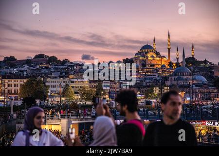 Istanbul, Turquie. 03rd septembre 2022. Les gens vus debout sur la terrasse des lignes de la ville ferry au coucher du soleil à Istanbul et la mosquée Suleymaniye en arrière-plan créé une vue magnifique avec les nuages. Crédit : SOPA Images Limited/Alamy Live News Banque D'Images