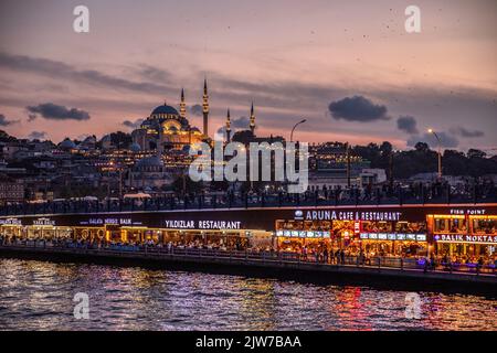 Istanbul, Turquie. 03rd septembre 2022. Vue sur le pont de Galata au coucher du soleil à Istanbul et la mosquée Suleymaniye en arrière-plan créant une vue magnifique avec des nuages. Crédit : SOPA Images Limited/Alamy Live News Banque D'Images