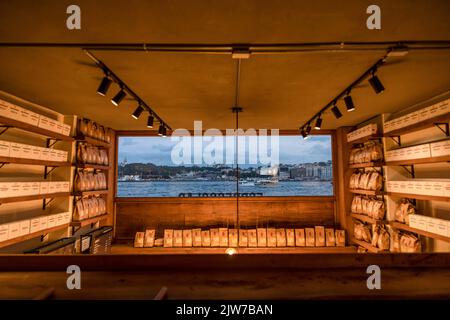 Istanbul, Turquie. 03rd septembre 2022. Mosquée Sainte-Sophie vue de la fenêtre à l'étage supérieur d'un café à Karakoy. Crédit : SOPA Images Limited/Alamy Live News Banque D'Images