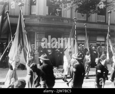 Image de la parade en hommage à Mgr. J. de Jong pour le Palais de l'Archevêque (Maliebaan 40) à Utrecht avec dans la porte v.l.n.n. J.G. van Schaik (pasteur de la paroisse Saint-Martinien), Mgr. TH. (Dirk) Huurdeman (Vicaris-général), Prof. dr. Inno van de Berg (professeur de Philisophie), Mgr. J. de Jong (archevêque) et J. Batenburg (pasteur de la cathédrale Saint-Catharinakerk). Banque D'Images