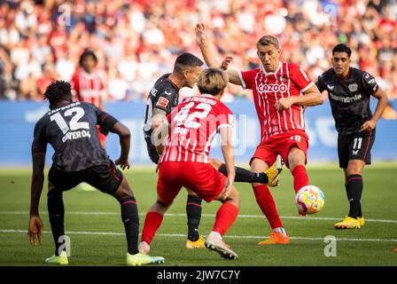 Charles Aranguiz (Leverkusen), Nils Petersen (SCF) Bayer Leverkusen - SC Freiburg 03.09.2022, Fussball; Saison 2022/23 Foto: Moritz Müller Copyright Banque D'Images