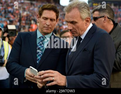 Santa Clara, États-Unis. 07th févr. 2016. Les anciens quarterbacks de San Francisco 49ers Steve Young, à gauche, et Joe Montana se mêlent sur le terrain avant le Super Bowl 50 entre les Broncos de Denver et les Panthers de Caroline au Levi's Stadium à Santa Clara, Californie, le 7 février 2016. (Photo de Jose Carlos Fajardo/Bay Area News Group/TNS/Sipa USA) crédit: SIPA USA/Alay Live News Banque D'Images