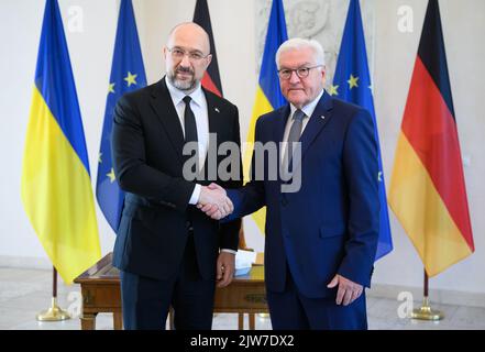 Berlin, Allemagne. 04th septembre 2022. Le président allemand Frank-Walter Steinmeier (r) souhaite la bienvenue à Denys Shmyhal, Premier ministre ukrainien, pour des entretiens au Palais Bellevue. Credit: Bernd von Jutrczenka/dpa/Alamy Live News Banque D'Images