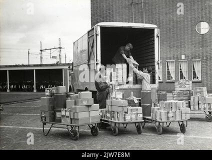 Image de la surcharge de marchandises en provenance de Lakfabriek Sikkens par Van Gend & Loos à Leiden. Banque D'Images