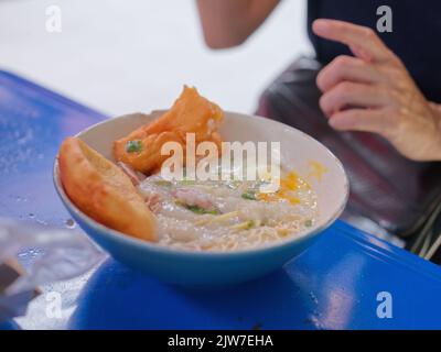 Porridge chinois avec oeuf dans un intestin avec donughnut chinois . Petit déjeuner concept pour le marketing Banque D'Images