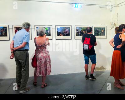 Perpignan, France, Groupe de touristes visitant photo journaliste exposition photo au Visa pour l'image Banque D'Images