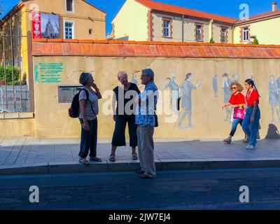 Perpignan, France, scènes de rue, groupes de touristes parlant devant le mur d'art de rue (signe de vaccination anti-COVID-19) Banque D'Images