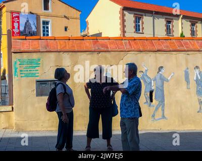 Perpignan, France, scènes de rue, groupes de touristes parlant devant le mur d'art de rue (signe de vaccination anti-COVID-19) Banque D'Images