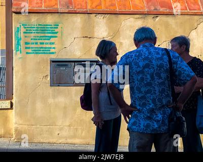 Perpignan, France, scènes de rue, groupes de touristes parlant devant le mur d'art de rue (signe de vaccination anti-COVID-19) Banque D'Images