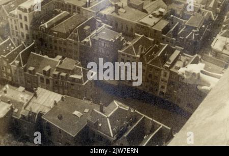 Gezicht op de Oudegracht en de achtergevels van enkele panden aan de Lijnmarkt te Utrecht, vanaf de Domtoren; op de voorgrond de Lichte Gaard en Donkere Gaard. Banque D'Images