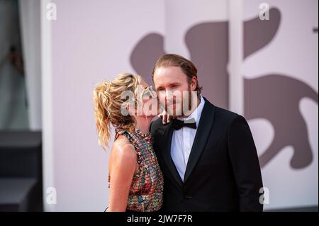 VENISE, ITALIE - SEPTEMBRE 03 : l'acteur canadien Joshua Close et son épouse l'actrice américaine Alex McKenna arrivent sur 3 septembre 2022 pour la projection de l'if Banque D'Images