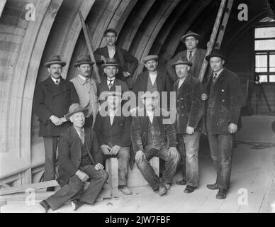 Portrait de groupe des employés (contremaître?) De la restauration de la tour Dom (Domplein) à Utrecht. Banque D'Images